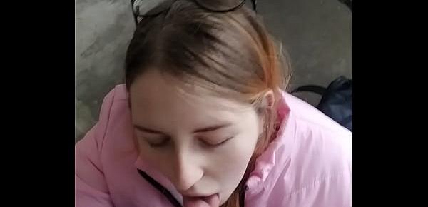  The girl sucked at the entrance and got cum in her mouth